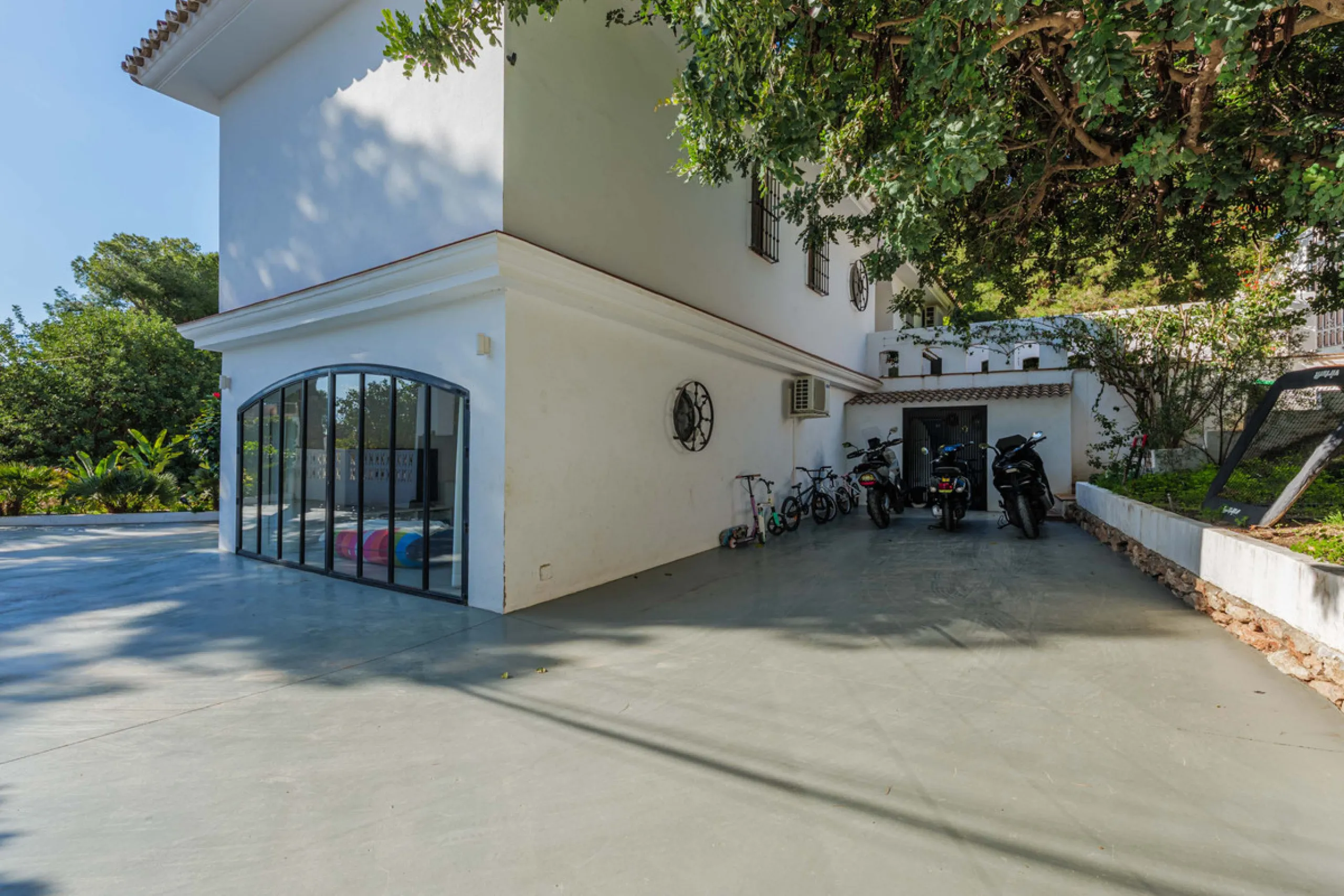 Exclusive Mediterranean-style house in Pinares de San Antón, set on a spacious 1,184 m² plot. Its architecture combines the purity of a white façade with natural stone details and a terracotta-tiled roof, creating a harmonious and timeless ensemble. The p