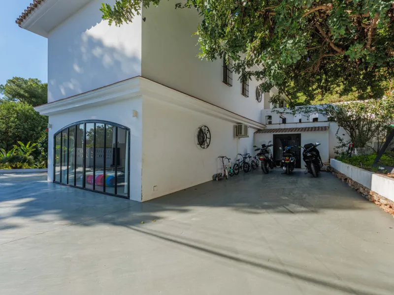 Exclusive Mediterranean-style house in Pinares de San Antón, set on a spacious 1,184 m² plot. Its architecture combines the purity of a white façade with natural stone details and a terracotta-tiled roof, creating a harmonious and timeless ensemble. The p