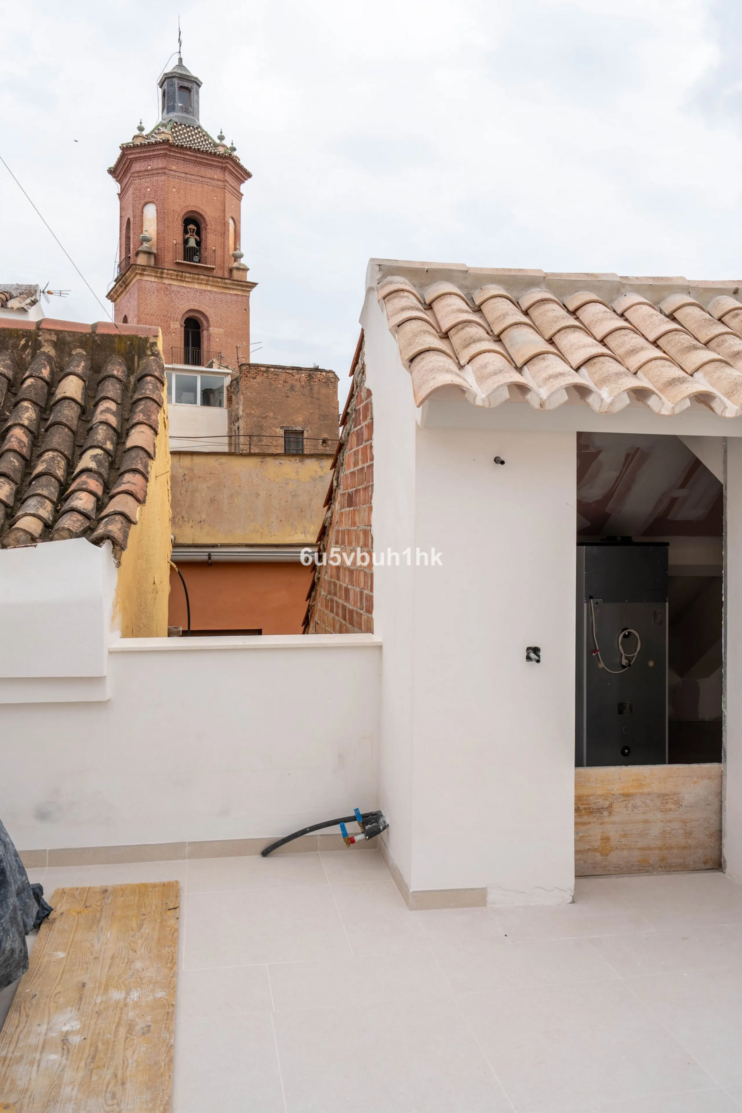 In the heart of the historical center in a very unique historical building with only six apartments with large windows facing the patio and french balconies giving them a lovely natural light all year around. The fountain in the patio brings us back to th