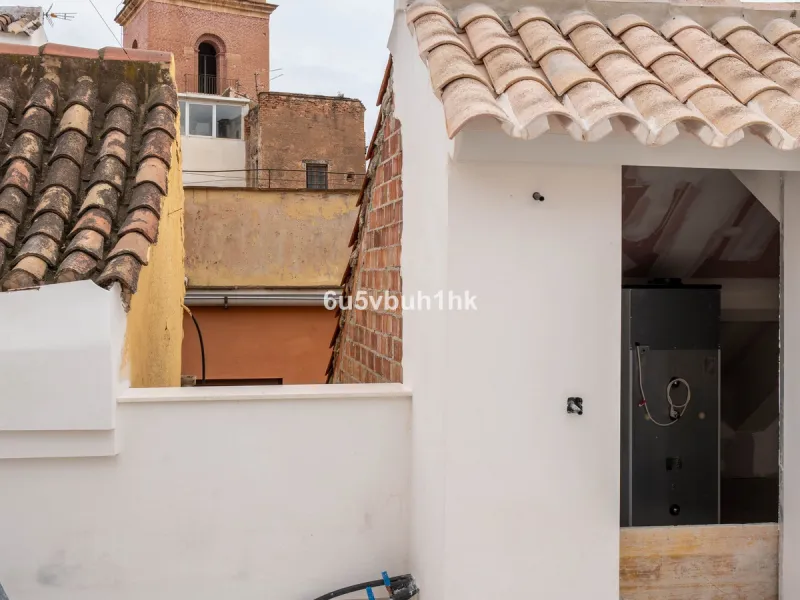 In the heart of the historical center in a very unique historical building with only six apartments with large windows facing the patio and french balconies giving them a lovely natural light all year around. The fountain in the patio brings us back to th