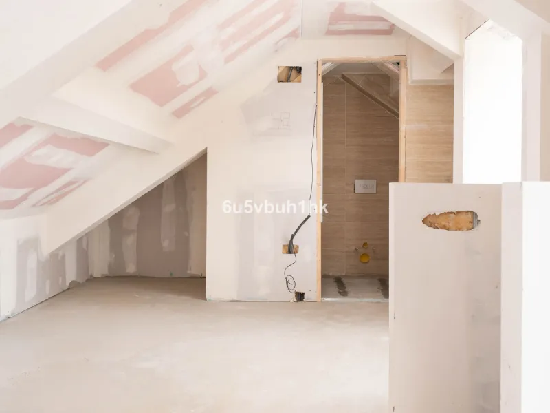 In the heart of the historical center in a very unique historical building with only six apartments with large windows facing the patio and french balconies giving them a lovely natural light all year around. The fountain in the patio brings us back to th