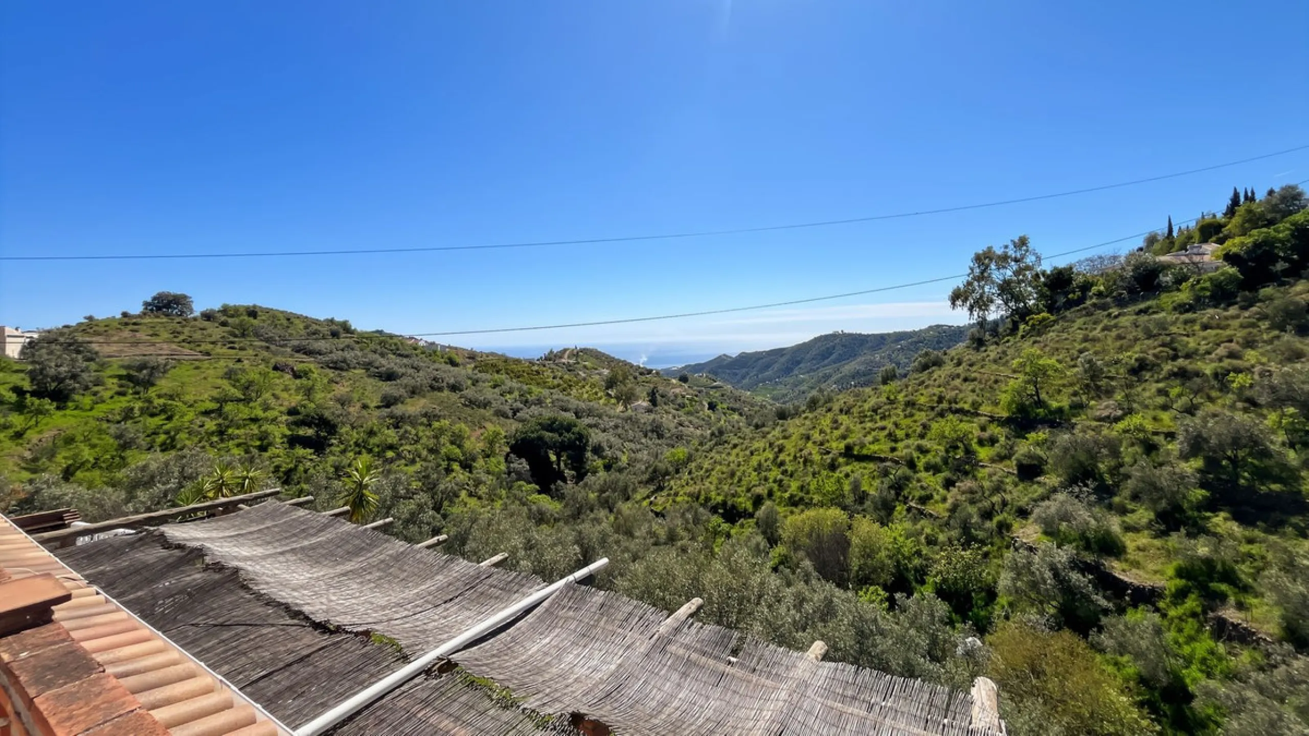 Peacefully located villa near Cómpeta offering 3 bedrooms, 2 bathrooms plus a separate tower studio with a large roof terrace. A rare blend of privacy, comfort and truly panoramic sea and mountain views.