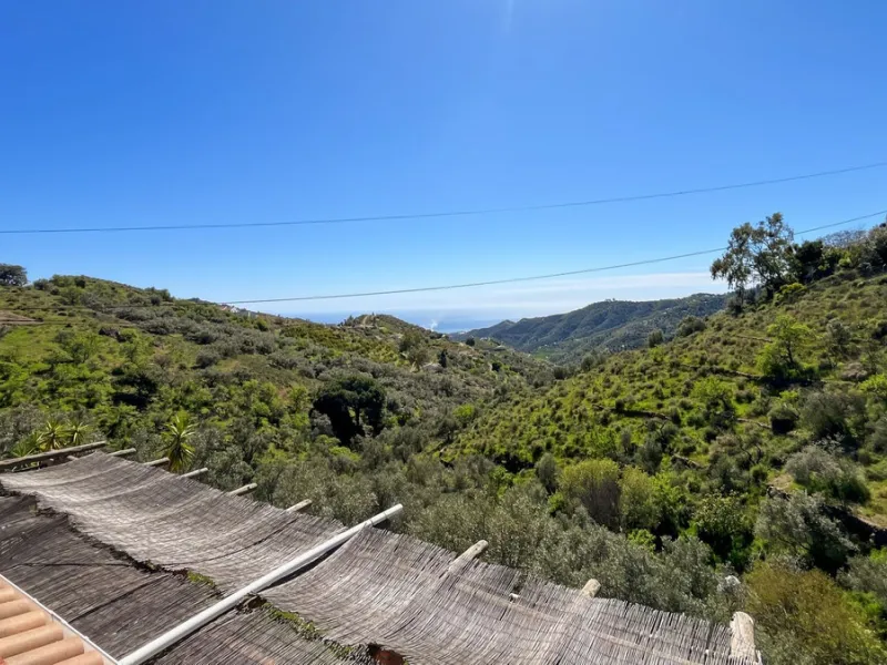 Peacefully located villa near Cómpeta offering 3 bedrooms, 2 bathrooms plus a separate tower studio with a large roof terrace. A rare blend of privacy, comfort and truly panoramic sea and mountain views.