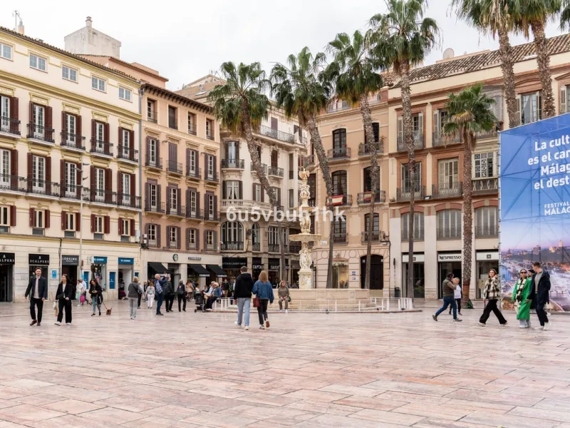 In the heart of the historical center in a very unique historical building with only six apartments with large windows facing the patio and french balconies giving them a lovely natural light all year around. The fountain in the patio brings us back to th