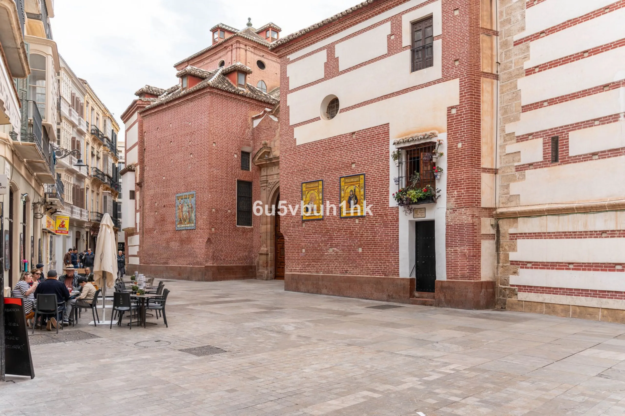 In the heart of the historical center in a very unique historical building with only six apartments with large windows facing the patio and french balconies giving them a lovely natural light all year around. The fountain in the patio brings us back to th