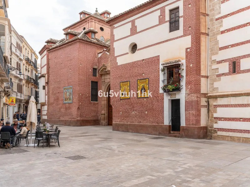 In the heart of the historical center in a very unique historical building with only six apartments with large windows facing the patio and french balconies giving them a lovely natural light all year around. The fountain in the patio brings us back to th