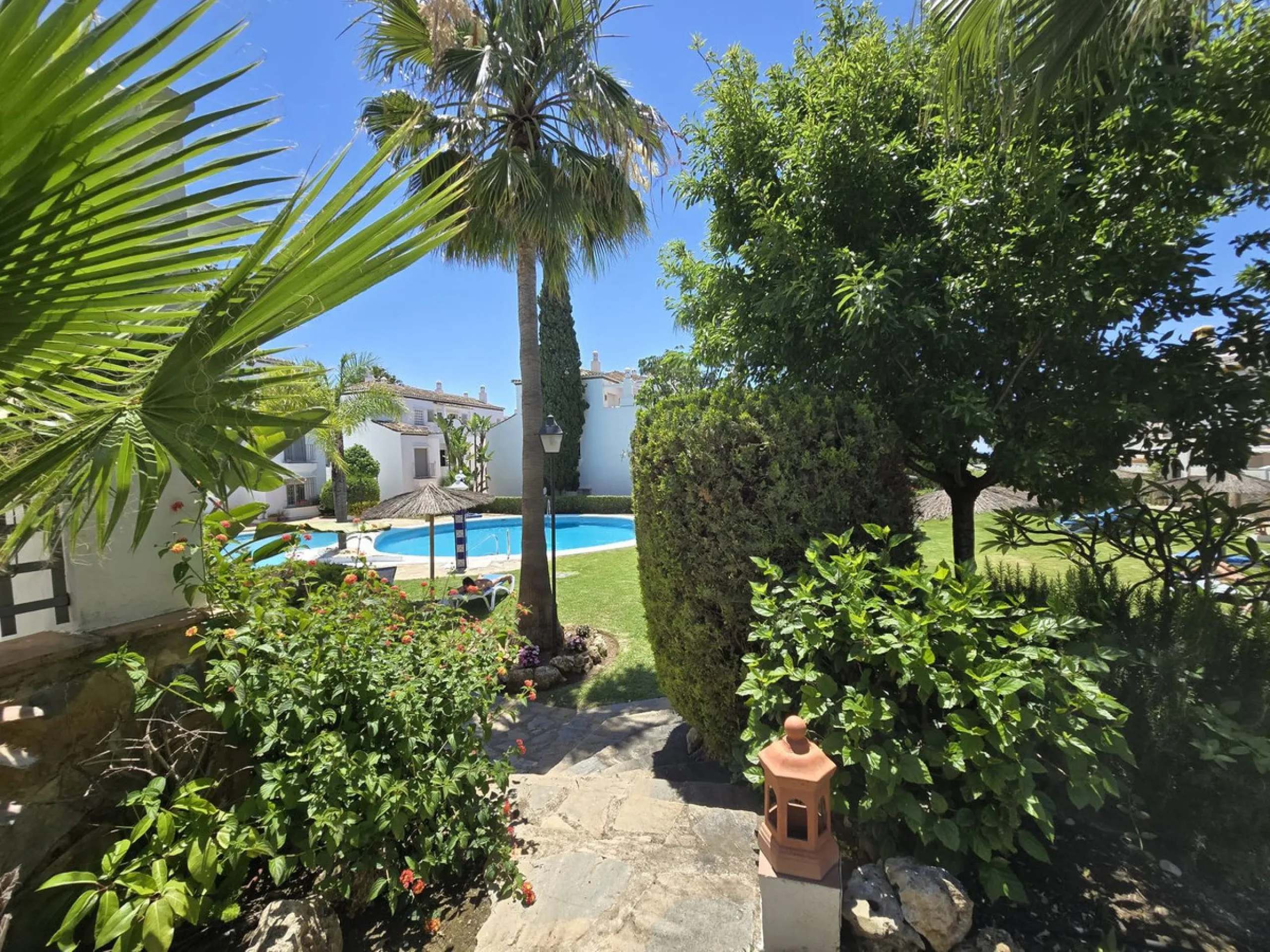 Apartment - Ground Floor Apartment в продаже в Marbella, Málaga. В доме 2 спален и 2 ванных комнат. Площадь дома 135 м²