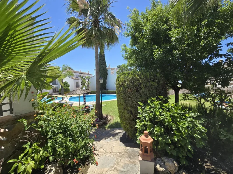 Apartment - Ground Floor Apartment в продаже в Marbella, Málaga. В доме 2 спален и 2 ванных комнат. Площадь дома 135 м²