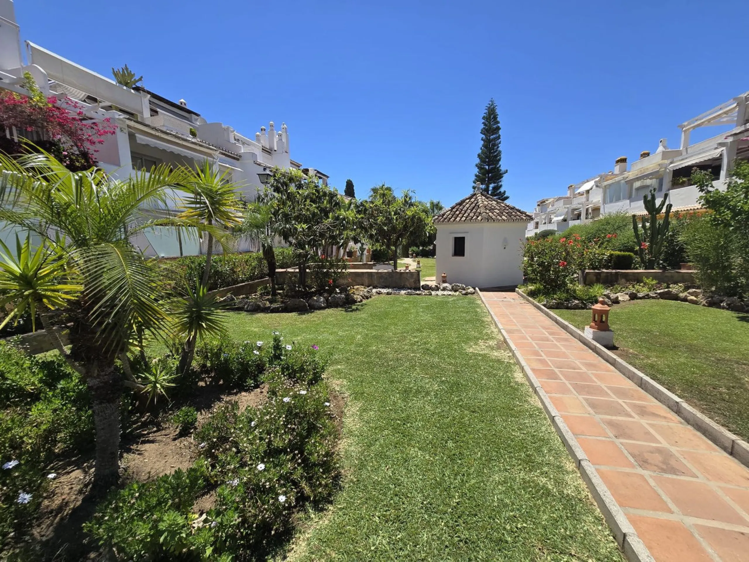 Apartment - Ground Floor Apartment в продаже в Marbella, Málaga. В доме 2 спален и 2 ванных комнат. Площадь дома 135 м²