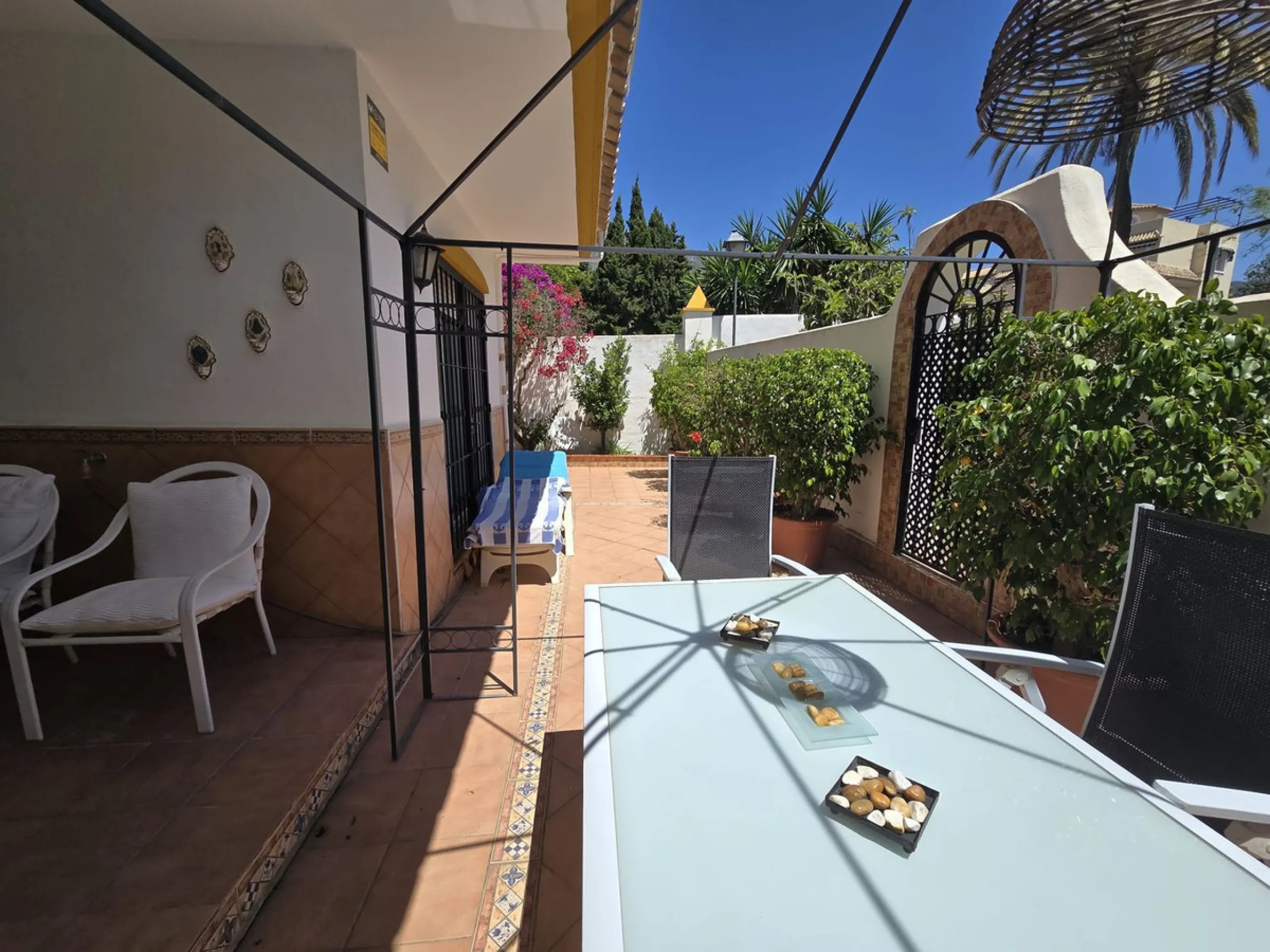 Apartment - Ground Floor Apartment в продаже в Marbella, Málaga. В доме 2 спален и 2 ванных комнат. Площадь дома 135 м²