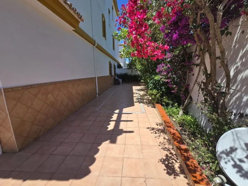 Apartment - Ground Floor Apartment в продаже в Marbella, Málaga. В доме 2 спален и 2 ванных комнат. Площадь дома 135 м²
