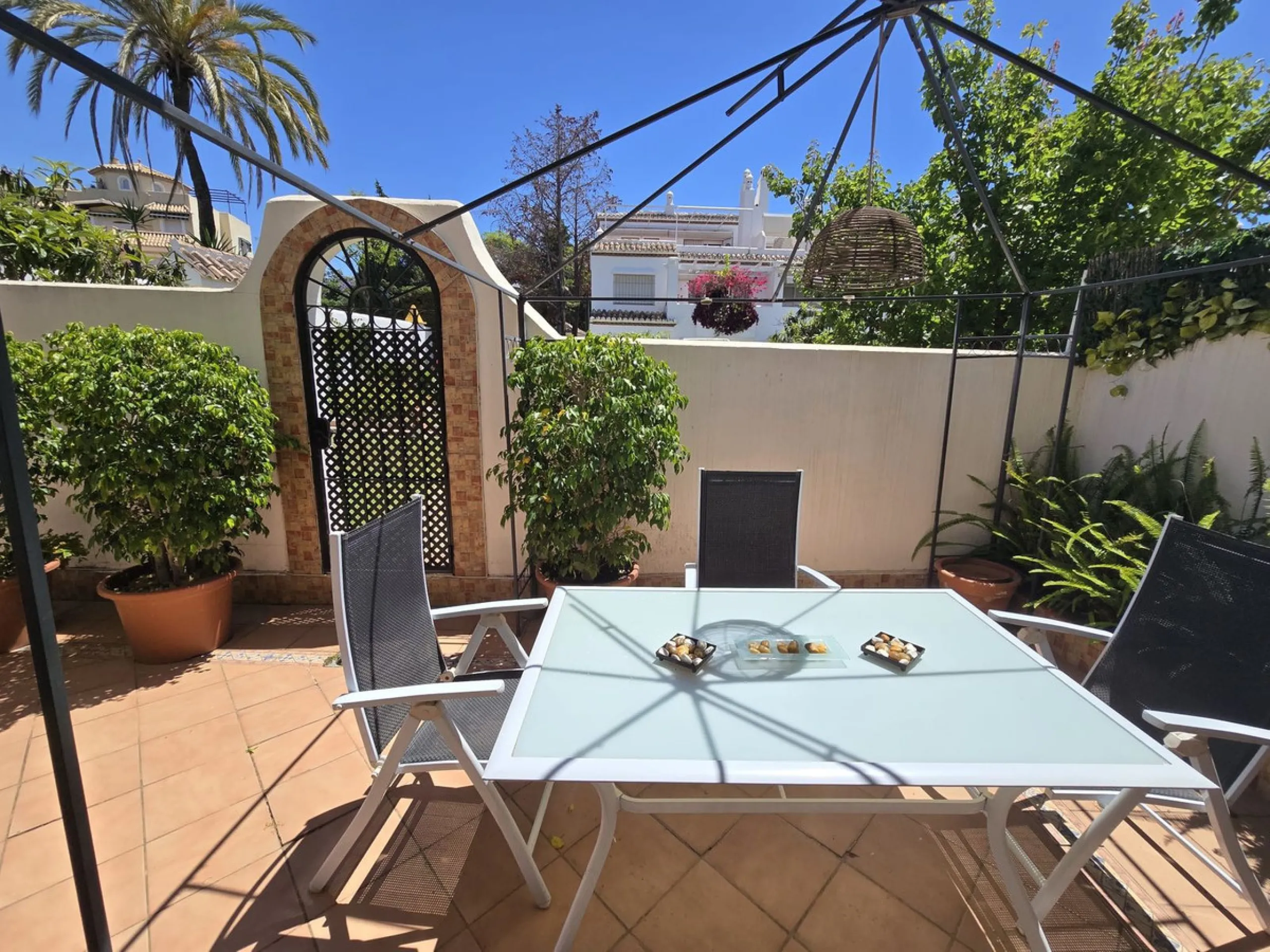 Apartment - Ground Floor Apartment в продаже в Marbella, Málaga. В доме 2 спален и 2 ванных комнат. Площадь дома 135 м²