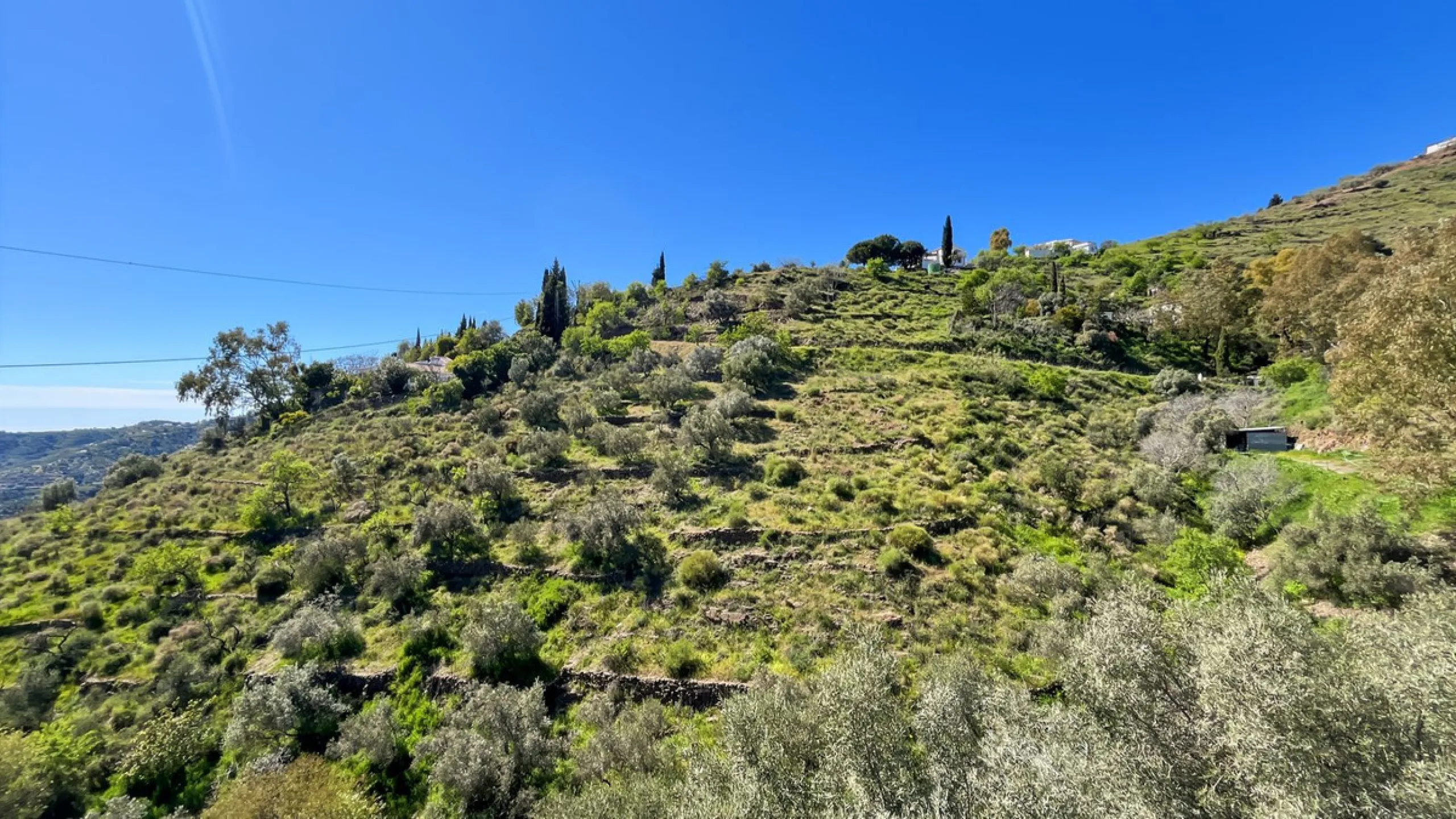 Peacefully located villa near Cómpeta offering 3 bedrooms, 2 bathrooms plus a separate tower studio with a large roof terrace. A rare blend of privacy, comfort and truly panoramic sea and mountain views.