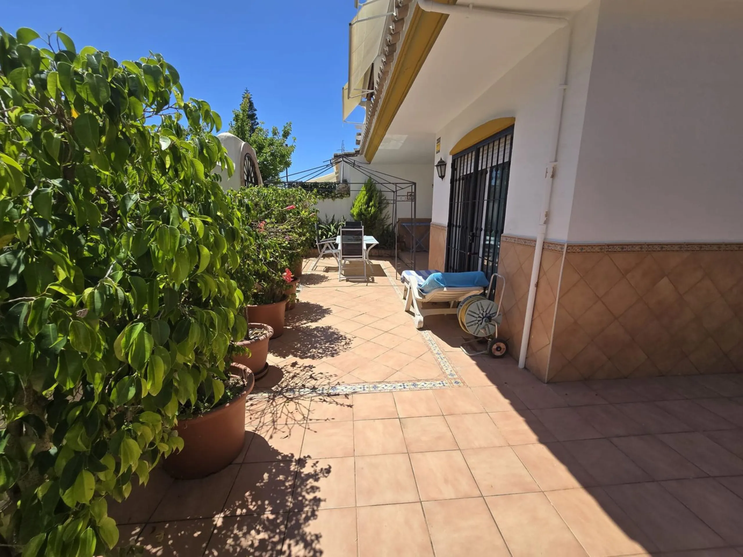 Apartment - Ground Floor Apartment в продаже в Marbella, Málaga. В доме 2 спален и 2 ванных комнат. Площадь дома 135 м²