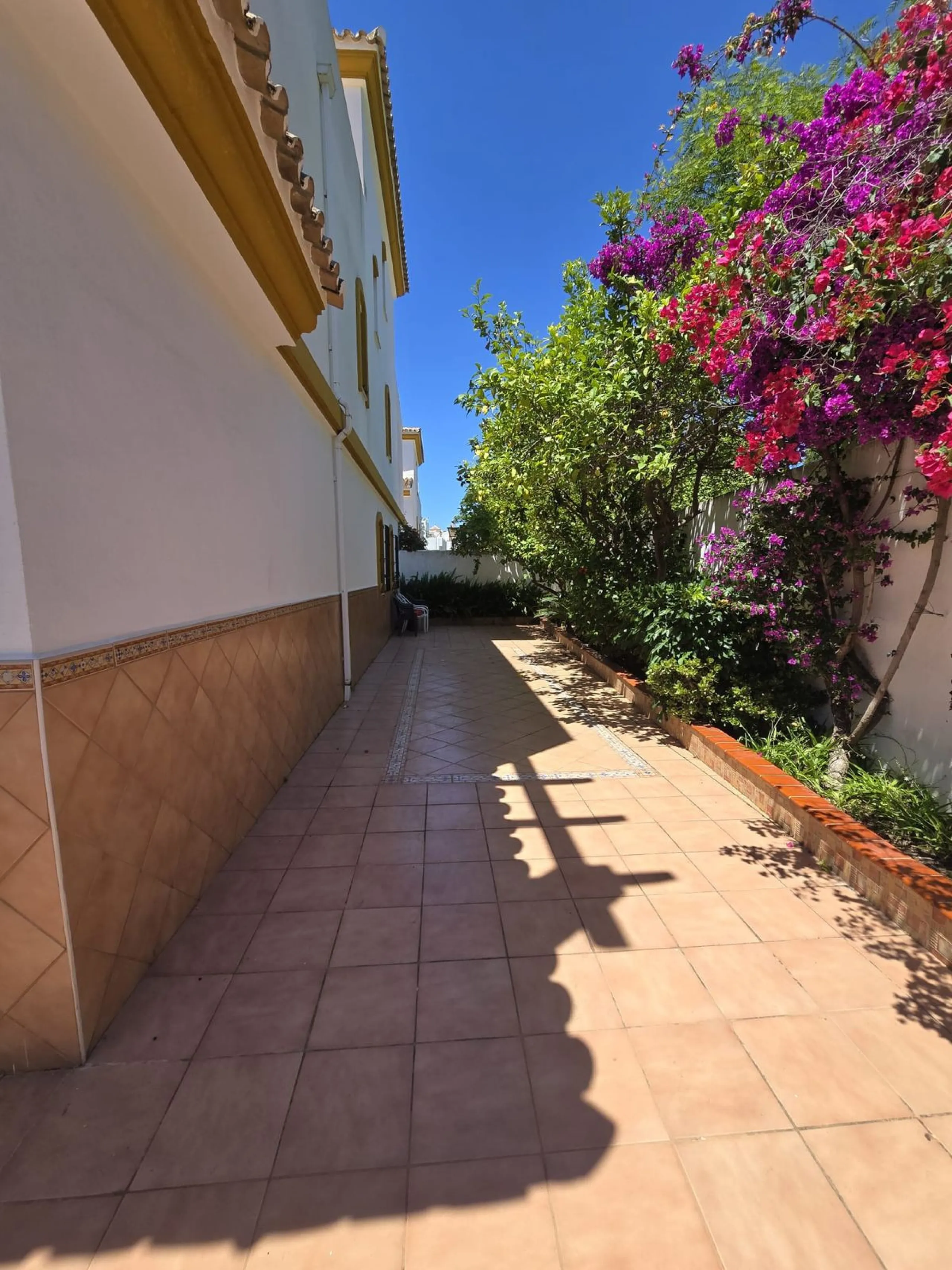 Apartment - Ground Floor Apartment в продаже в Marbella, Málaga. В доме 2 спален и 2 ванных комнат. Площадь дома 135 м²