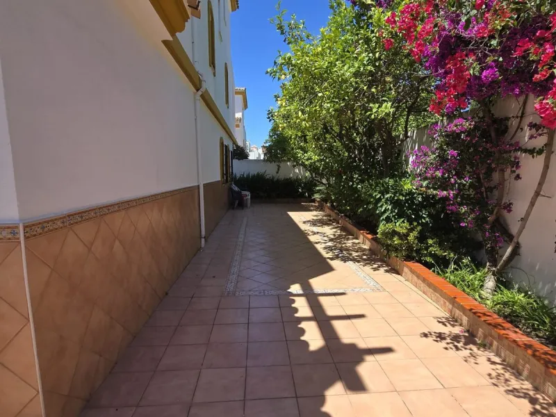 Apartment - Ground Floor Apartment в продаже в Marbella, Málaga. В доме 2 спален и 2 ванных комнат. Площадь дома 135 м²
