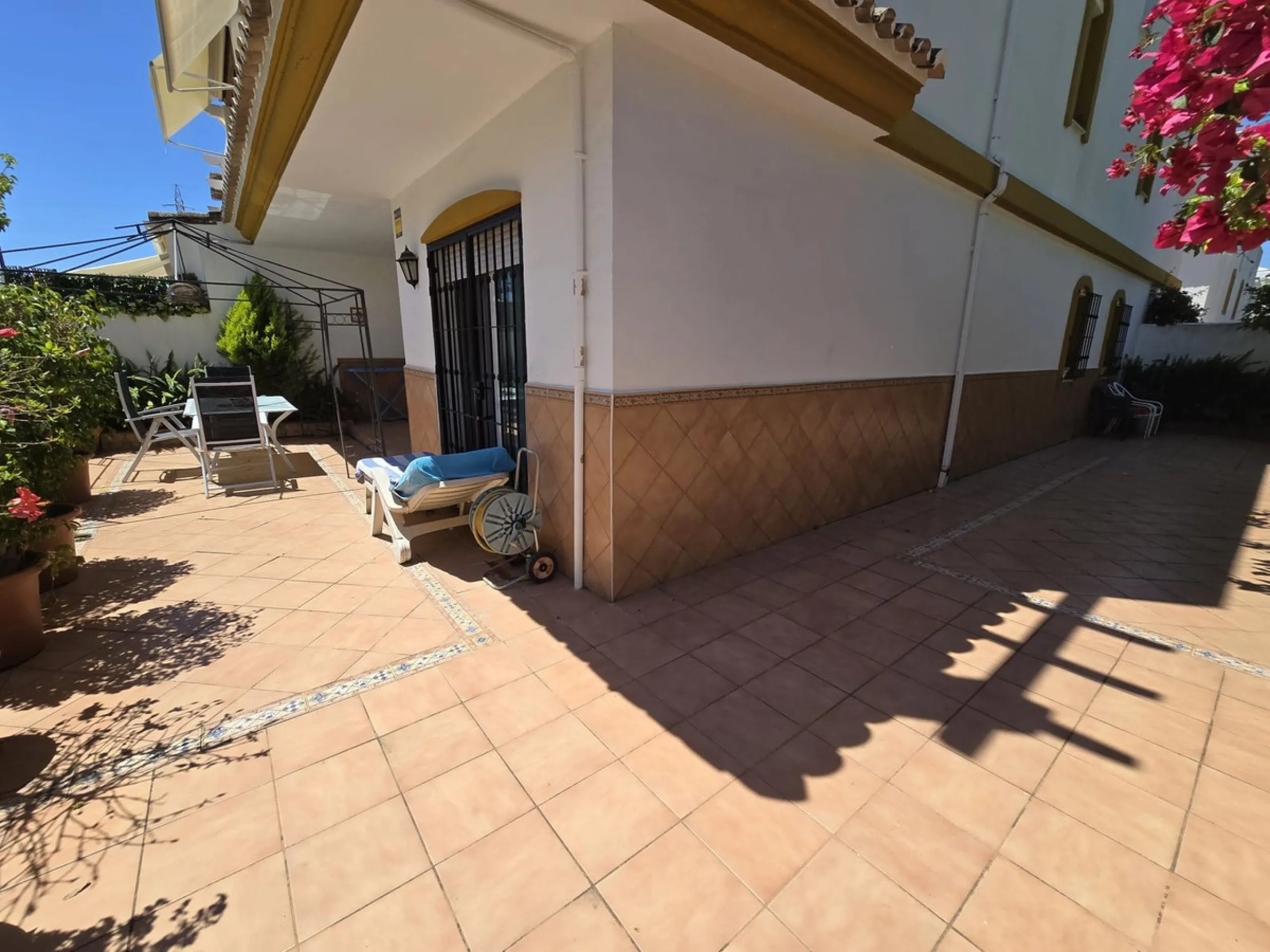 Apartment - Ground Floor Apartment в продаже в Marbella, Málaga. В доме 2 спален и 2 ванных комнат. Площадь дома 135 м²