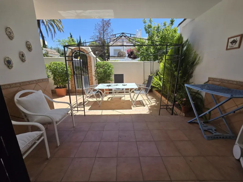 Apartment - Ground Floor Apartment в продаже в Marbella, Málaga. В доме 2 спален и 2 ванных комнат. Площадь дома 135 м²