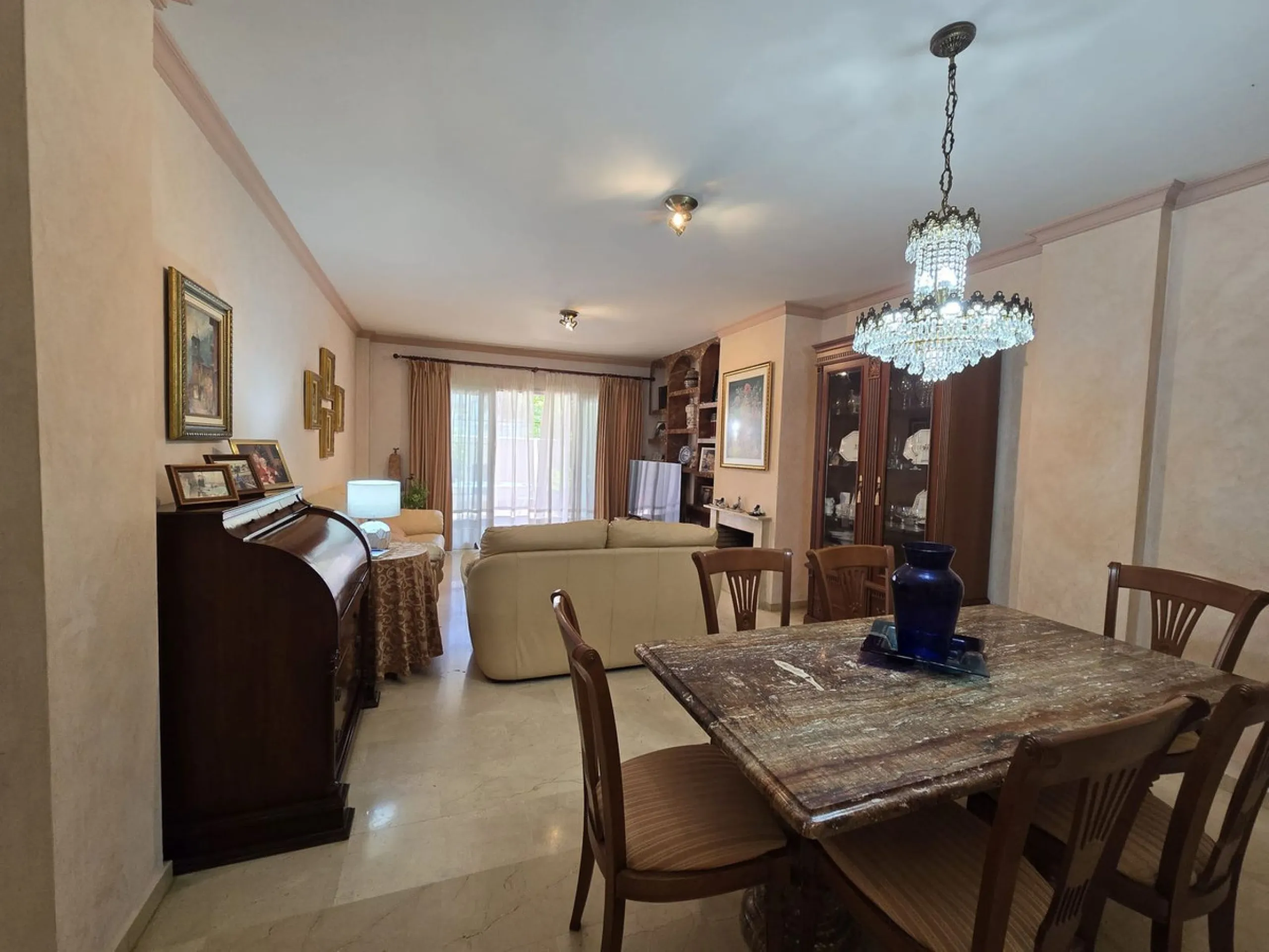Apartment - Ground Floor Apartment в продаже в Marbella, Málaga. В доме 2 спален и 2 ванных комнат. Площадь дома 135 м²