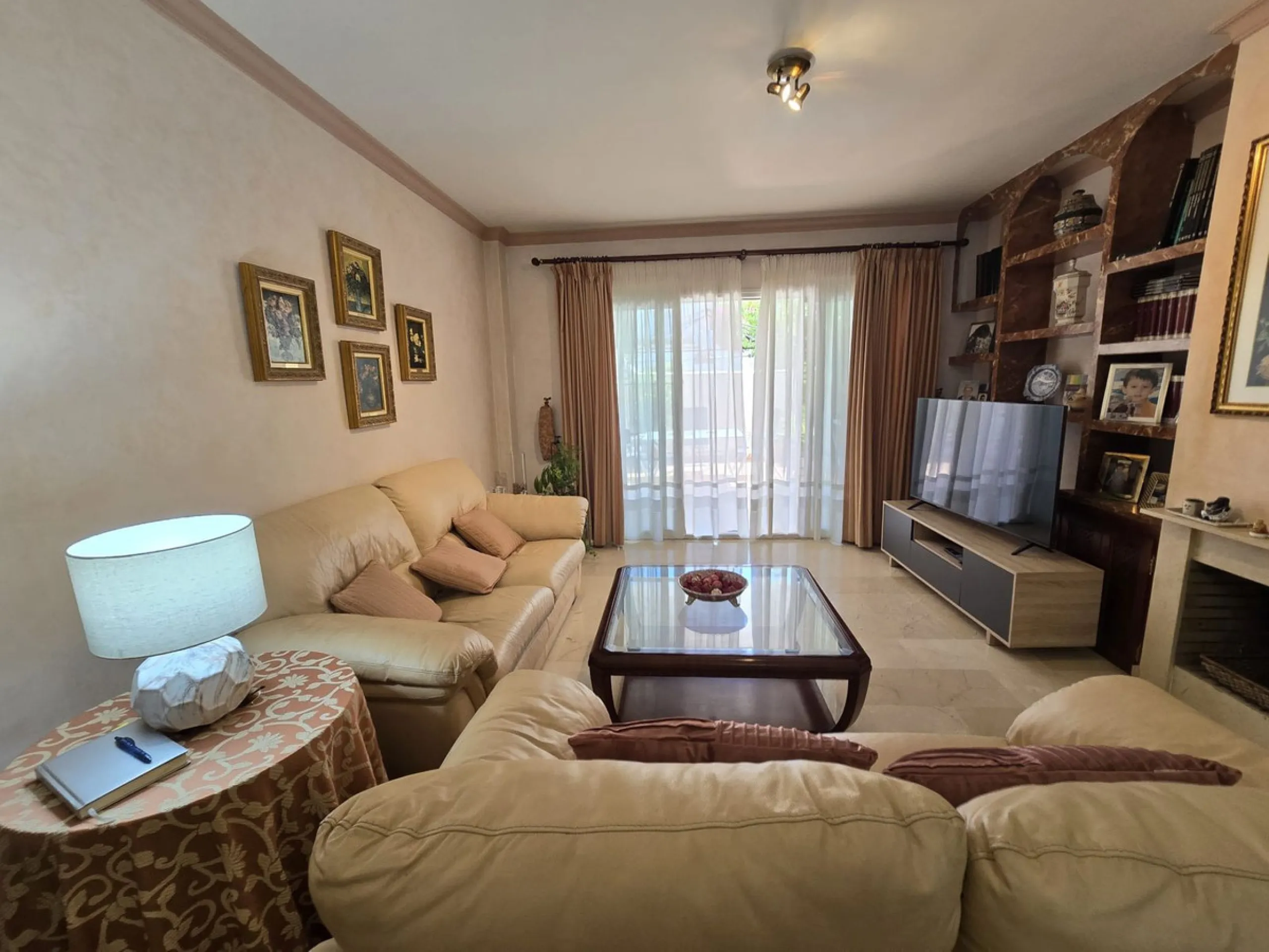 Apartment - Ground Floor Apartment в продаже в Marbella, Málaga. В доме 2 спален и 2 ванных комнат. Площадь дома 135 м²