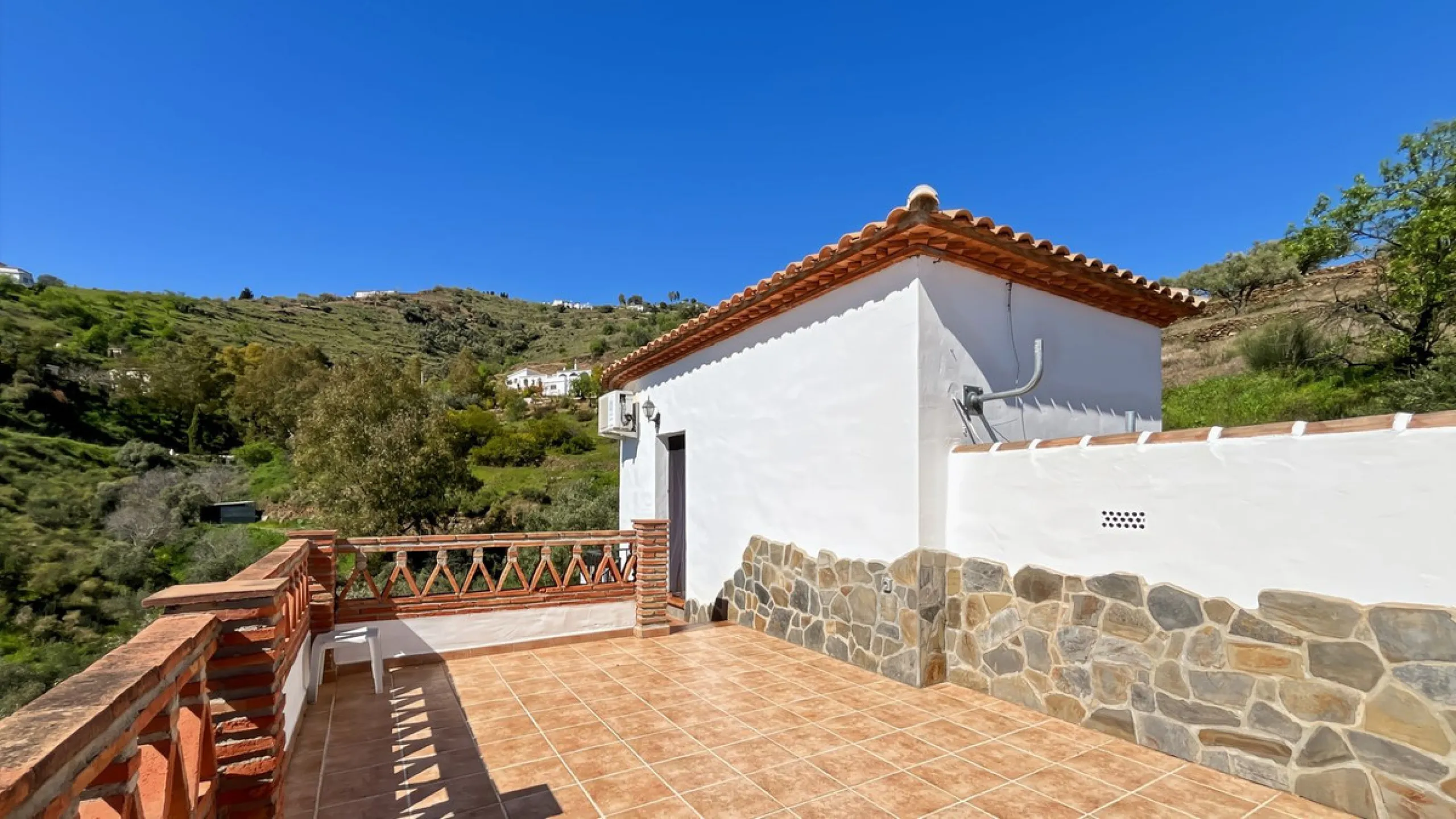 Peacefully located villa near Cómpeta offering 3 bedrooms, 2 bathrooms plus a separate tower studio with a large roof terrace. A rare blend of privacy, comfort and truly panoramic sea and mountain views.