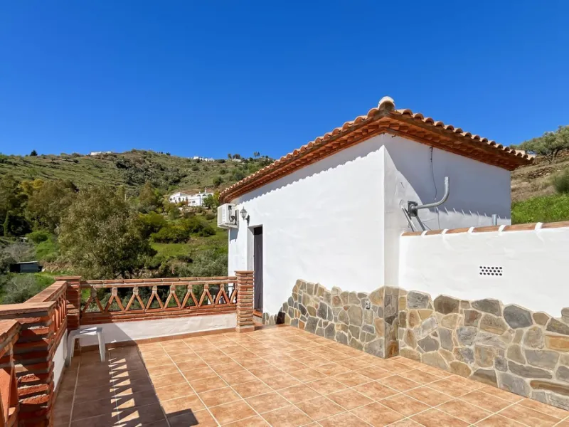 Peacefully located villa near Cómpeta offering 3 bedrooms, 2 bathrooms plus a separate tower studio with a large roof terrace. A rare blend of privacy, comfort and truly panoramic sea and mountain views.