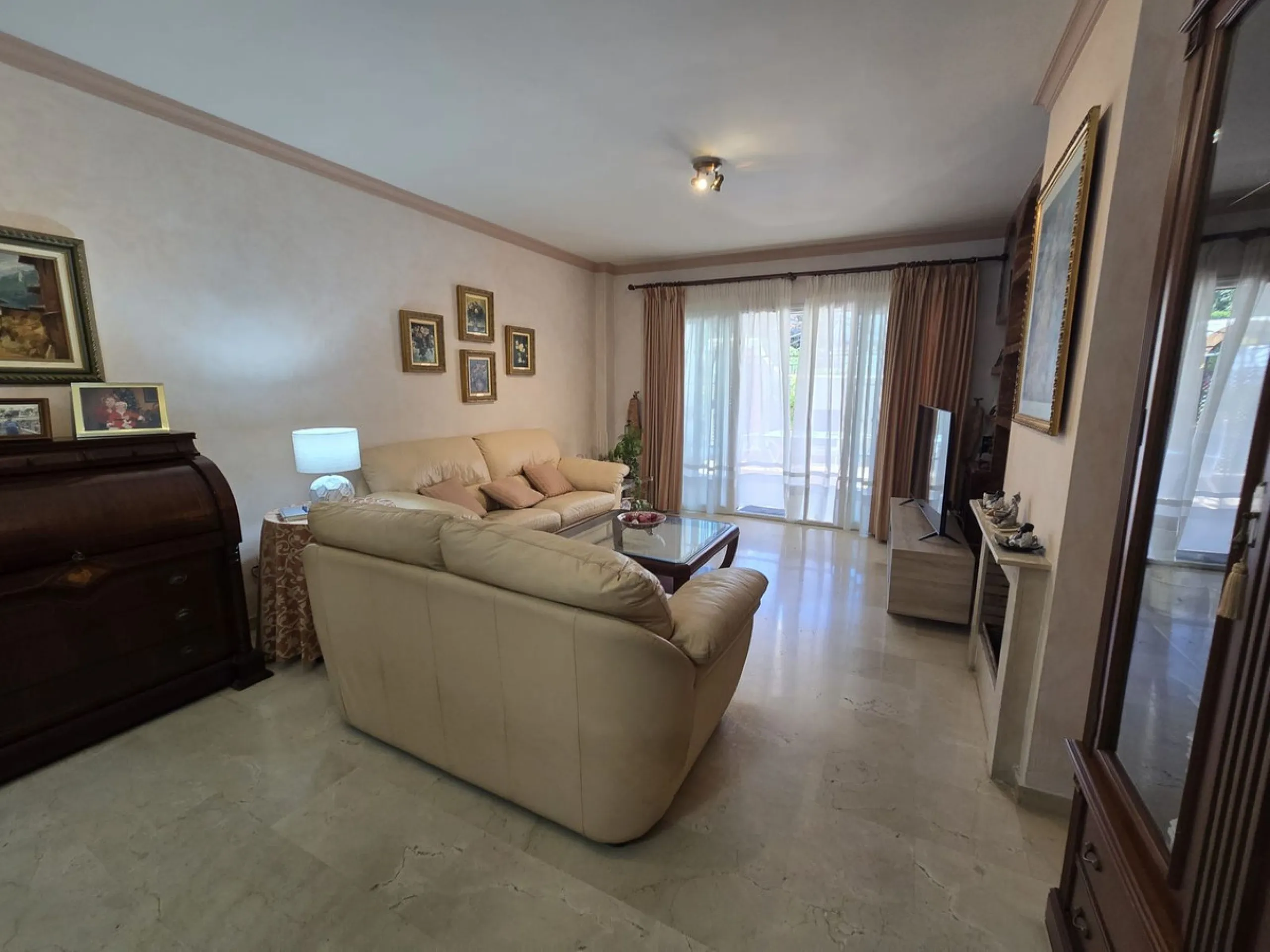 Apartment - Ground Floor Apartment в продаже в Marbella, Málaga. В доме 2 спален и 2 ванных комнат. Площадь дома 135 м²