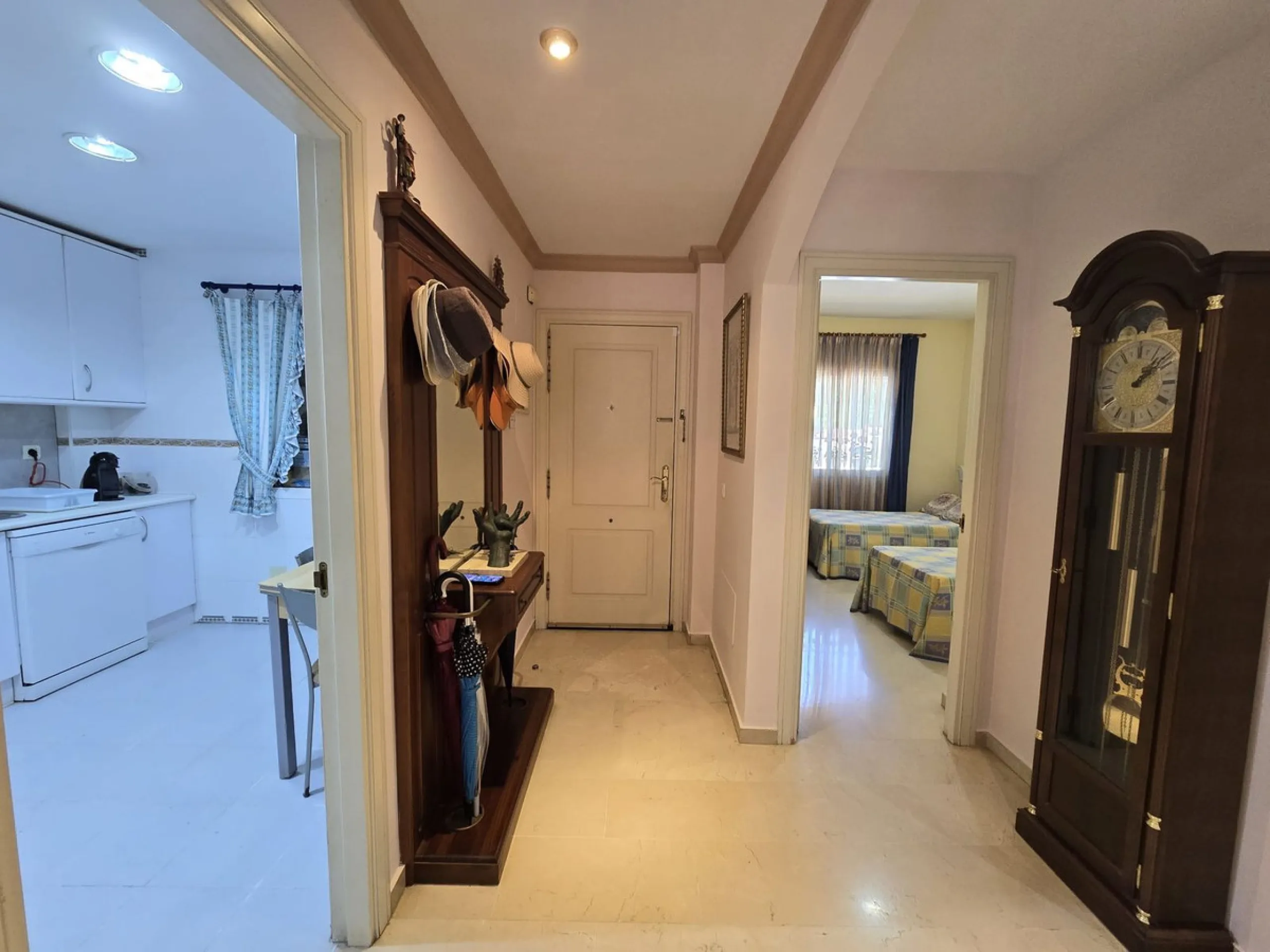 Apartment - Ground Floor Apartment в продаже в Marbella, Málaga. В доме 2 спален и 2 ванных комнат. Площадь дома 135 м²