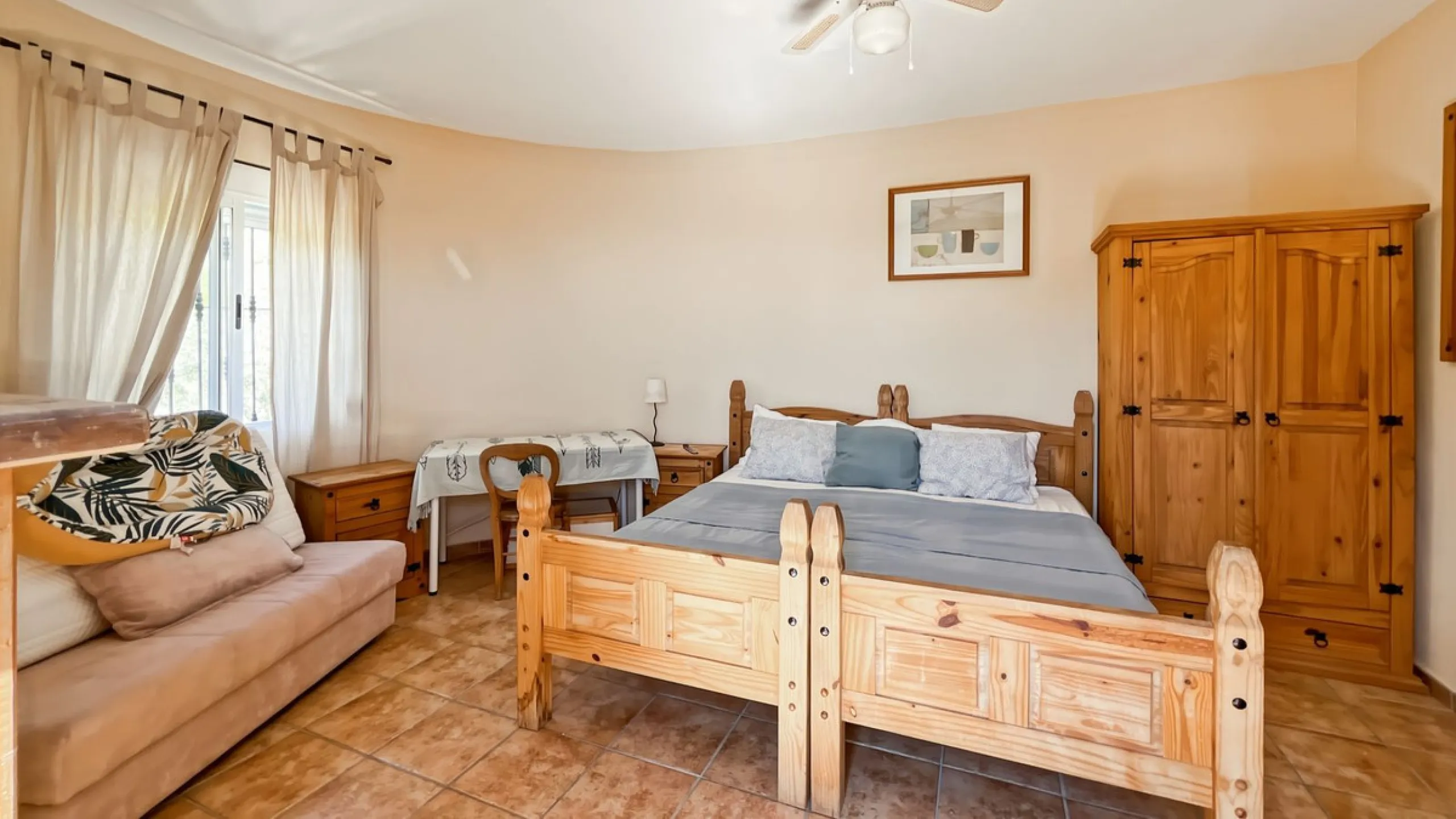 Peacefully located villa near Cómpeta offering 3 bedrooms, 2 bathrooms plus a separate tower studio with a large roof terrace. A rare blend of privacy, comfort and truly panoramic sea and mountain views.