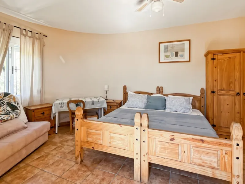 Peacefully located villa near Cómpeta offering 3 bedrooms, 2 bathrooms plus a separate tower studio with a large roof terrace. A rare blend of privacy, comfort and truly panoramic sea and mountain views.