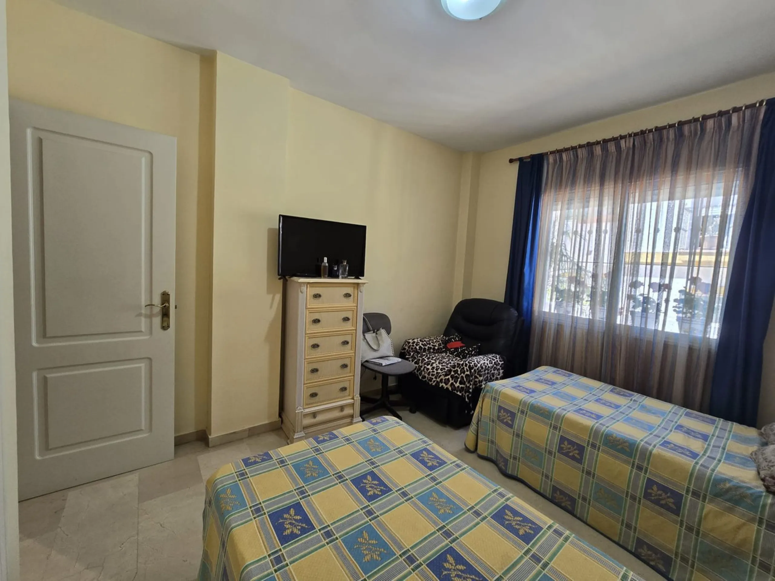 Apartment - Ground Floor Apartment в продаже в Marbella, Málaga. В доме 2 спален и 2 ванных комнат. Площадь дома 135 м²