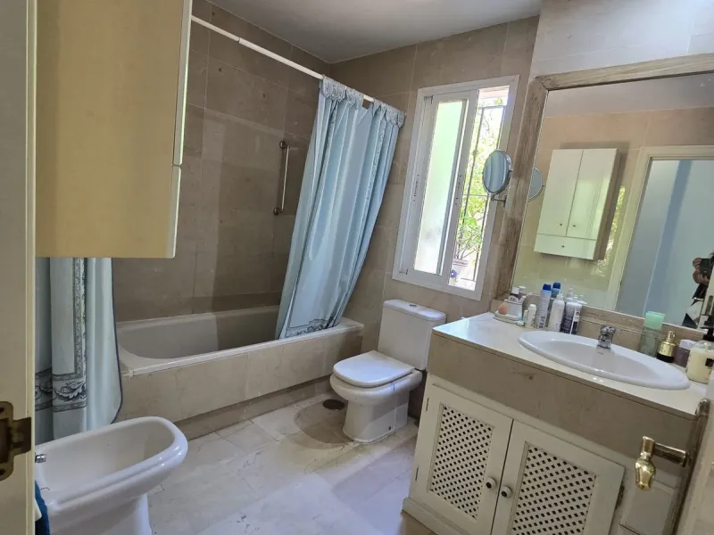 Apartment - Ground Floor Apartment в продаже в Marbella, Málaga. В доме 2 спален и 2 ванных комнат. Площадь дома 135 м²