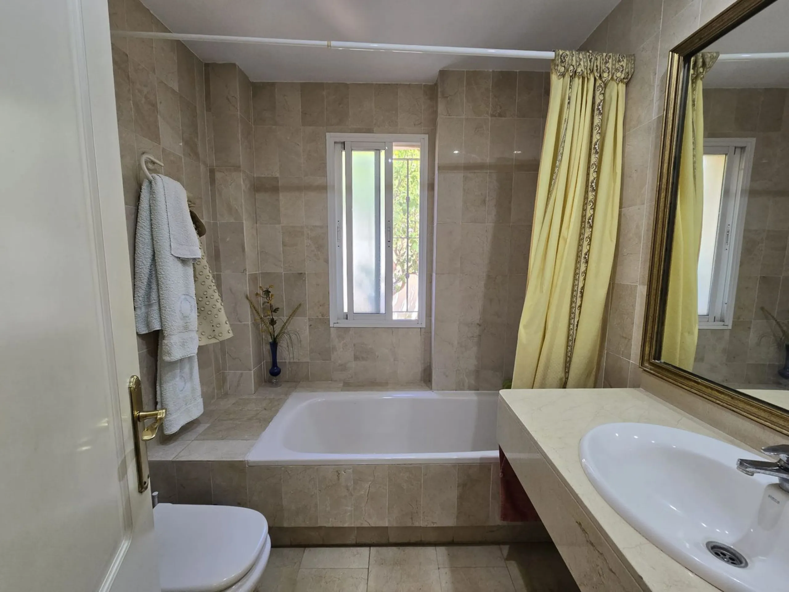 Apartment - Ground Floor Apartment в продаже в Marbella, Málaga. В доме 2 спален и 2 ванных комнат. Площадь дома 135 м²