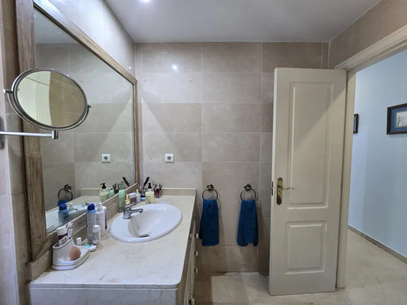 Apartment - Ground Floor Apartment в продаже в Marbella, Málaga. В доме 2 спален и 2 ванных комнат. Площадь дома 135 м²