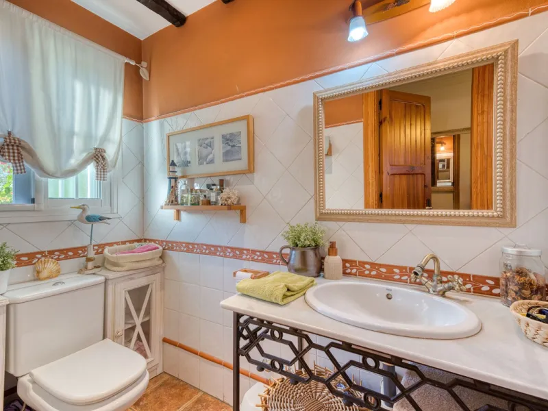 Welcome to this beautiful family home in Los Boliches! This property perfectly combines comfort, style, and location.