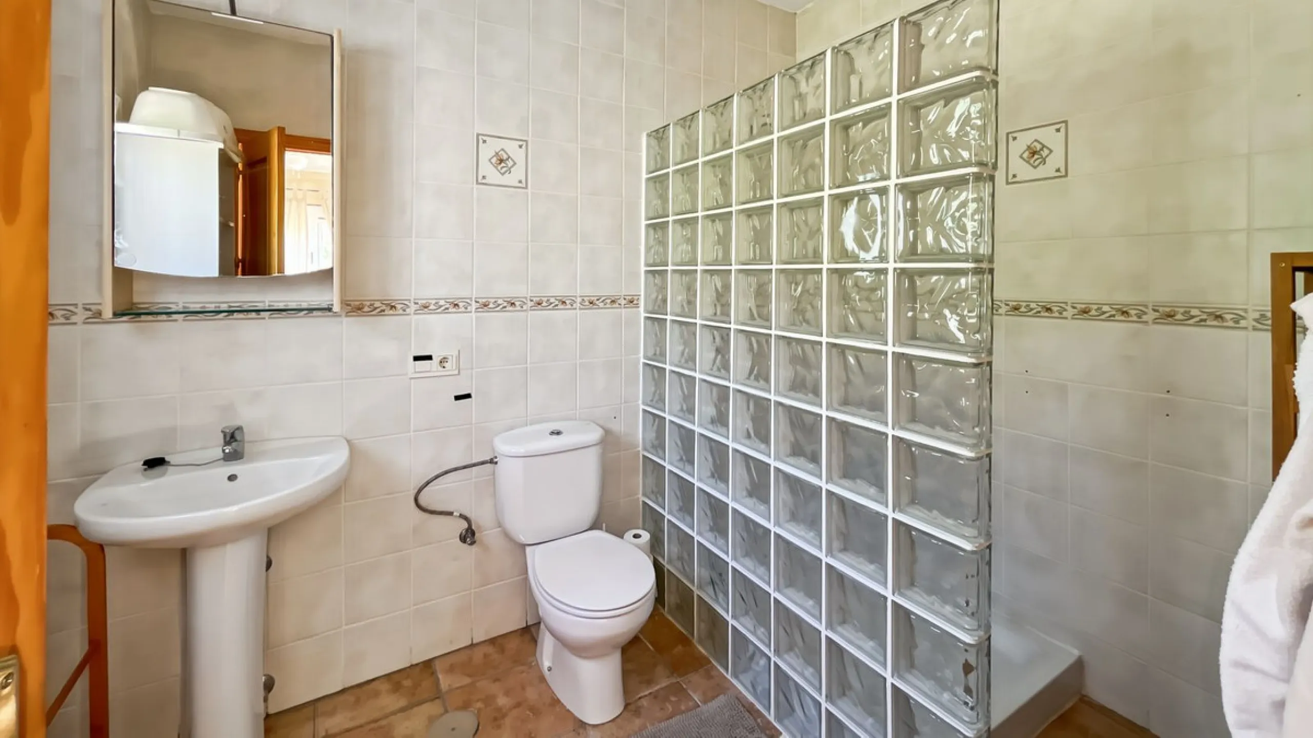 Peacefully located villa near Cómpeta offering 3 bedrooms, 2 bathrooms plus a separate tower studio with a large roof terrace. A rare blend of privacy, comfort and truly panoramic sea and mountain views.