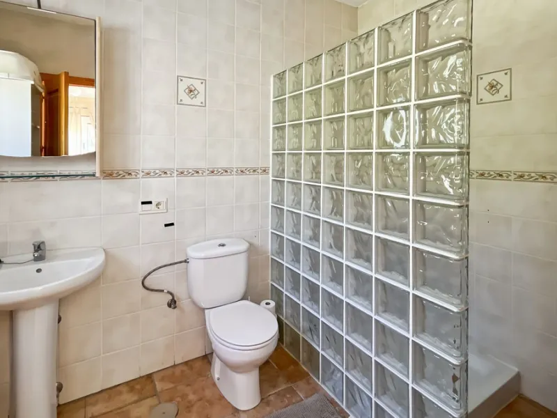 Peacefully located villa near Cómpeta offering 3 bedrooms, 2 bathrooms plus a separate tower studio with a large roof terrace. A rare blend of privacy, comfort and truly panoramic sea and mountain views.