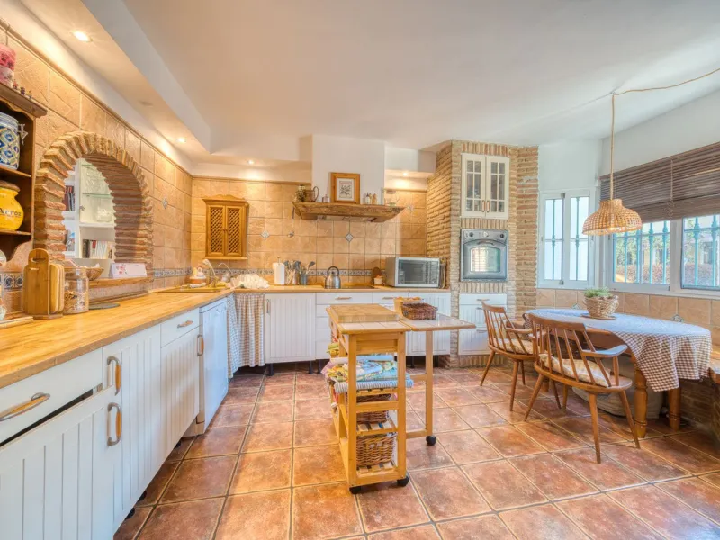Welcome to this beautiful family home in Los Boliches! This property perfectly combines comfort, style, and location.
