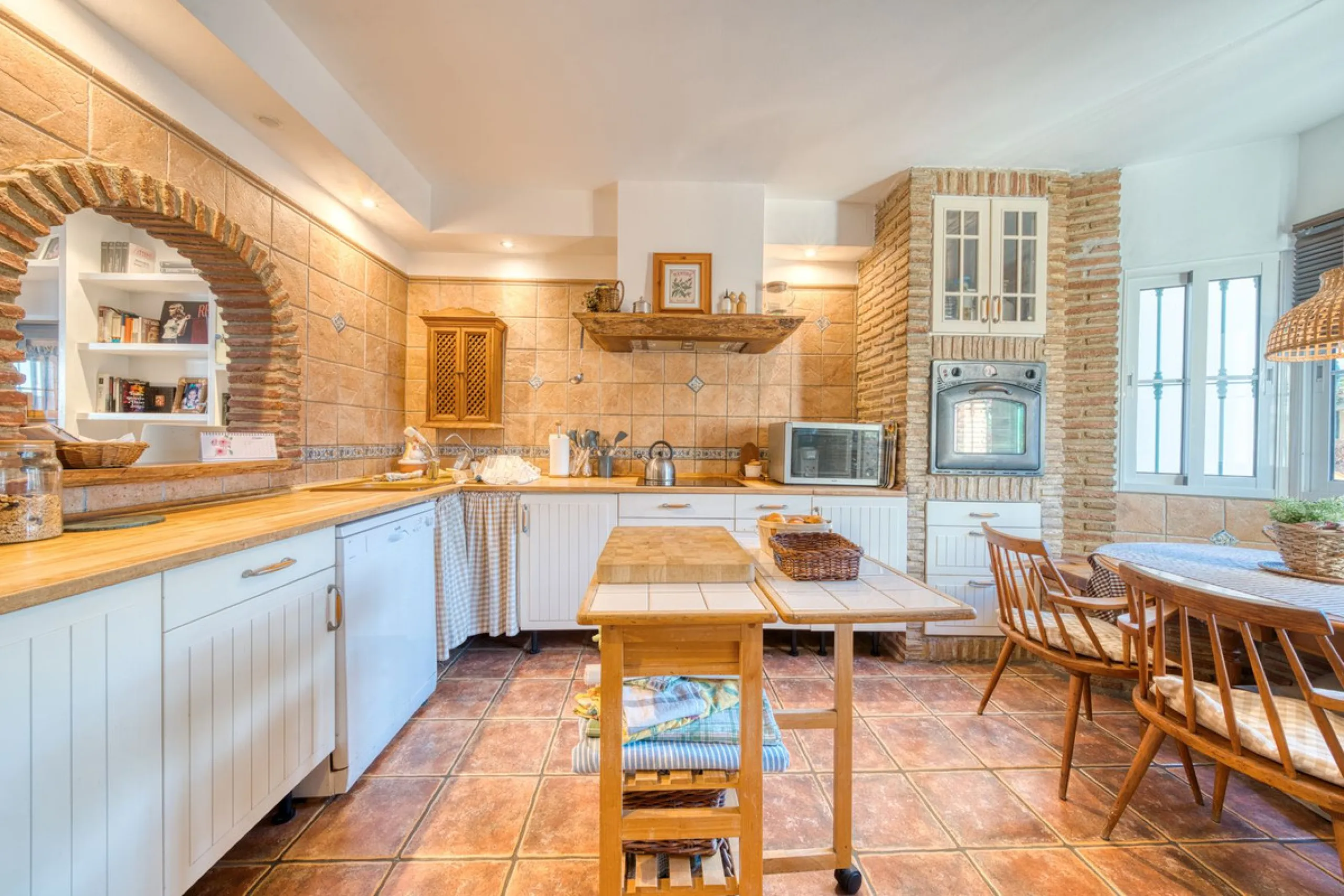 Welcome to this beautiful family home in Los Boliches! This property perfectly combines comfort, style, and location.