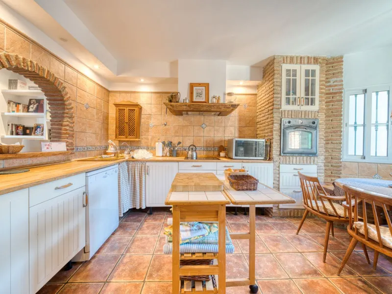 Welcome to this beautiful family home in Los Boliches! This property perfectly combines comfort, style, and location.