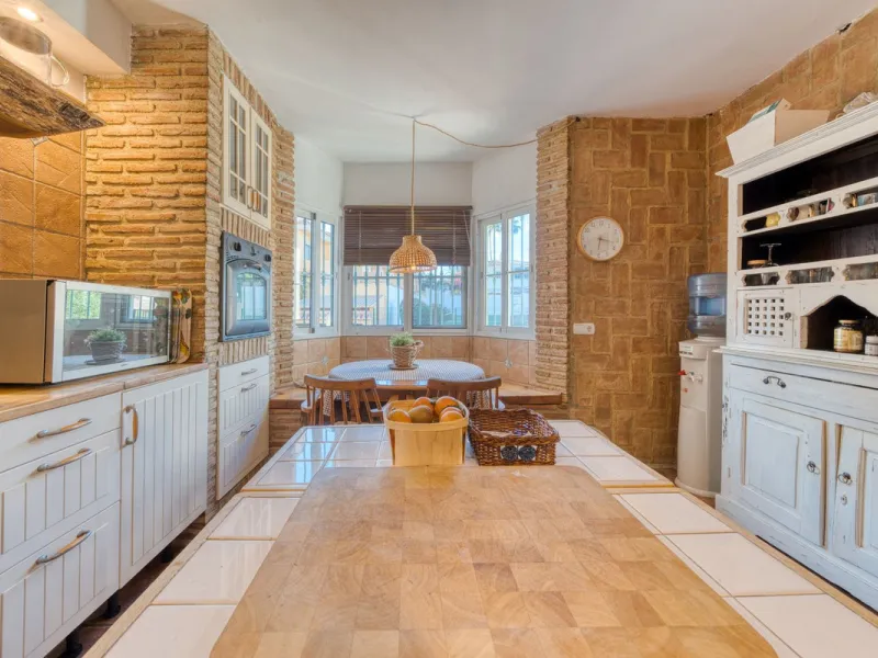 Welcome to this beautiful family home in Los Boliches! This property perfectly combines comfort, style, and location.