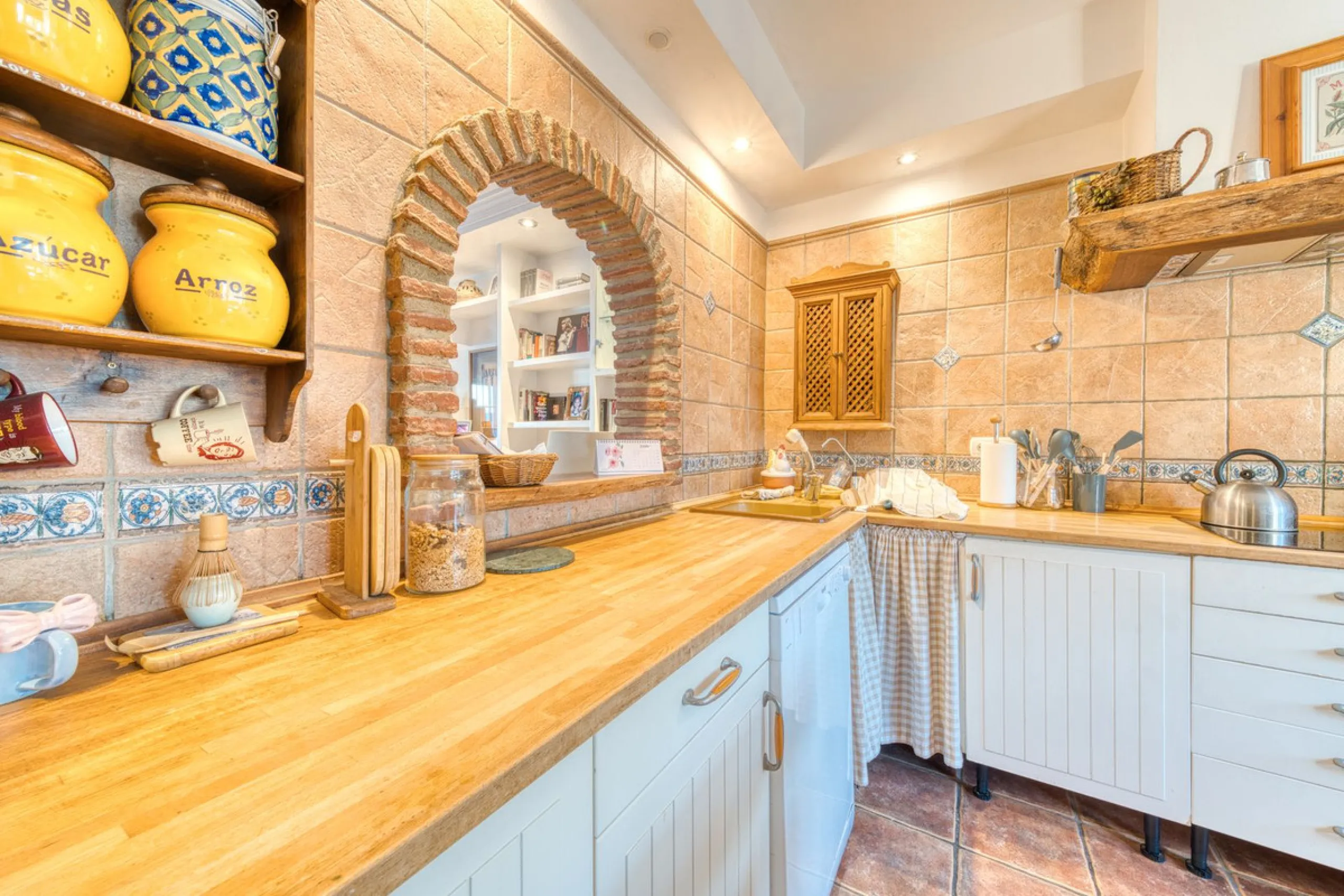Welcome to this beautiful family home in Los Boliches! This property perfectly combines comfort, style, and location.