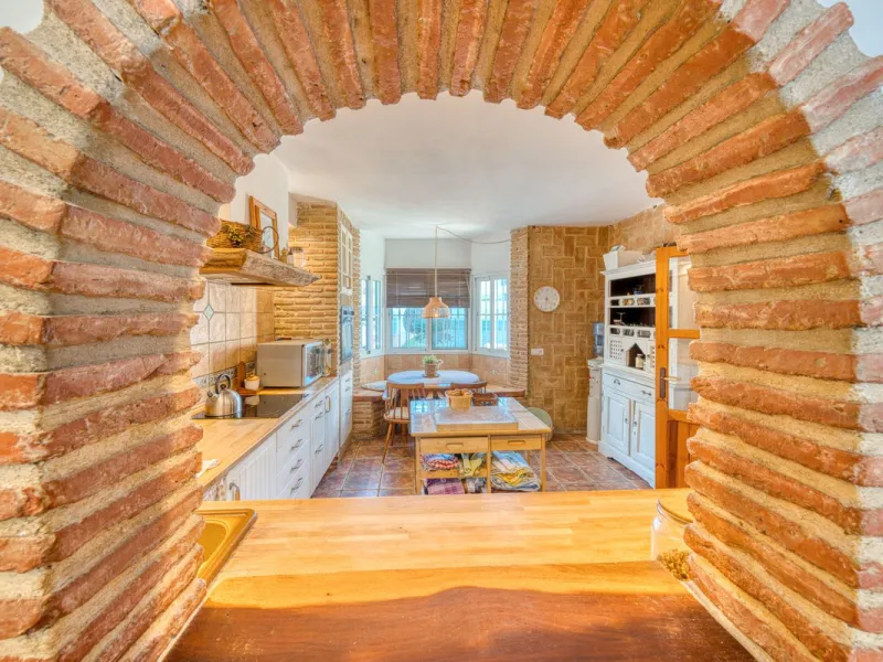 Welcome to this beautiful family home in Los Boliches! This property perfectly combines comfort, style, and location.