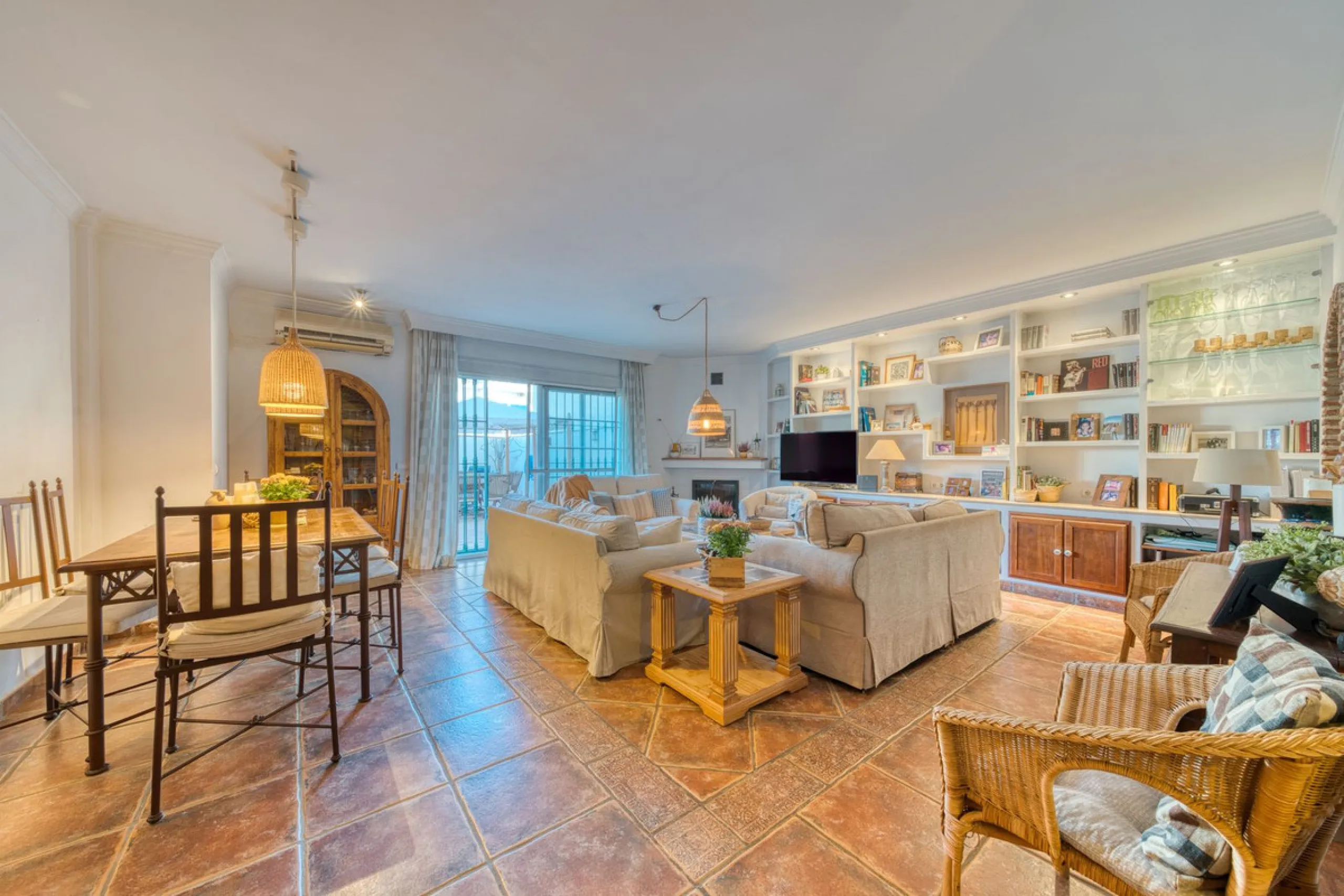 Welcome to this beautiful family home in Los Boliches! This property perfectly combines comfort, style, and location.