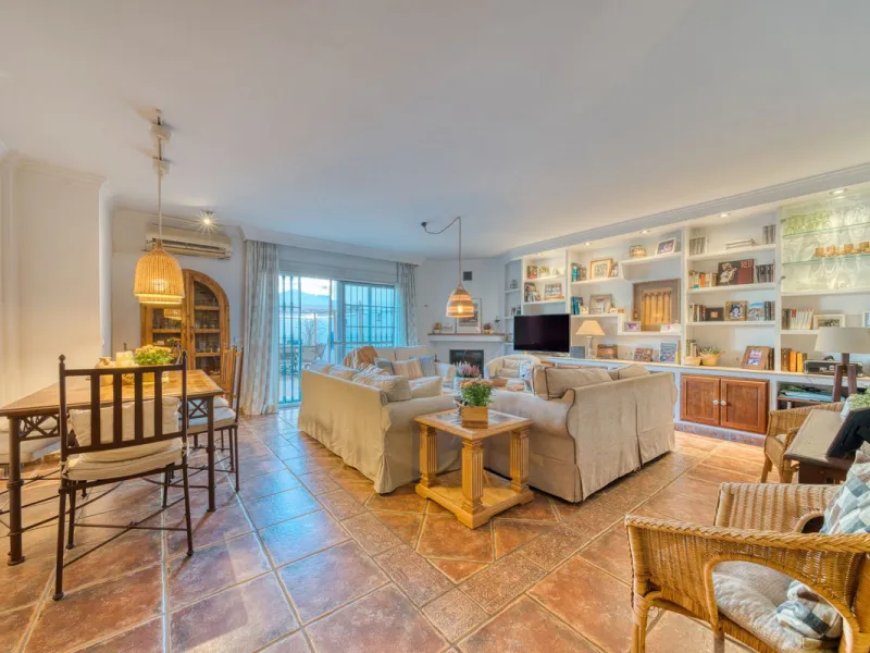 Welcome to this beautiful family home in Los Boliches! This property perfectly combines comfort, style, and location.