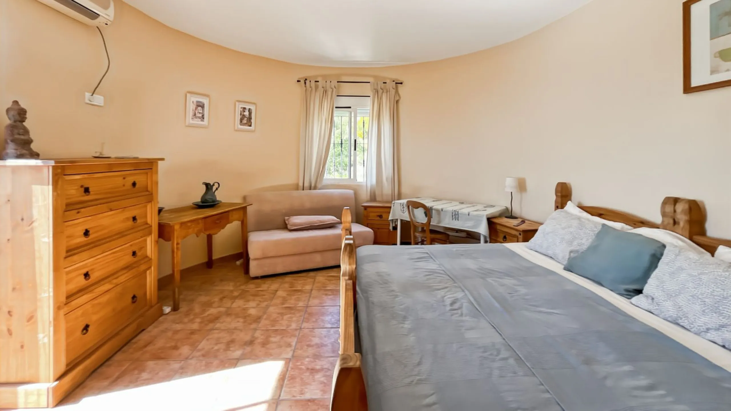 Peacefully located villa near Cómpeta offering 3 bedrooms, 2 bathrooms plus a separate tower studio with a large roof terrace. A rare blend of privacy, comfort and truly panoramic sea and mountain views.