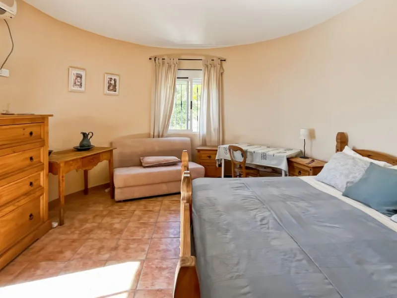 Peacefully located villa near Cómpeta offering 3 bedrooms, 2 bathrooms plus a separate tower studio with a large roof terrace. A rare blend of privacy, comfort and truly panoramic sea and mountain views.
