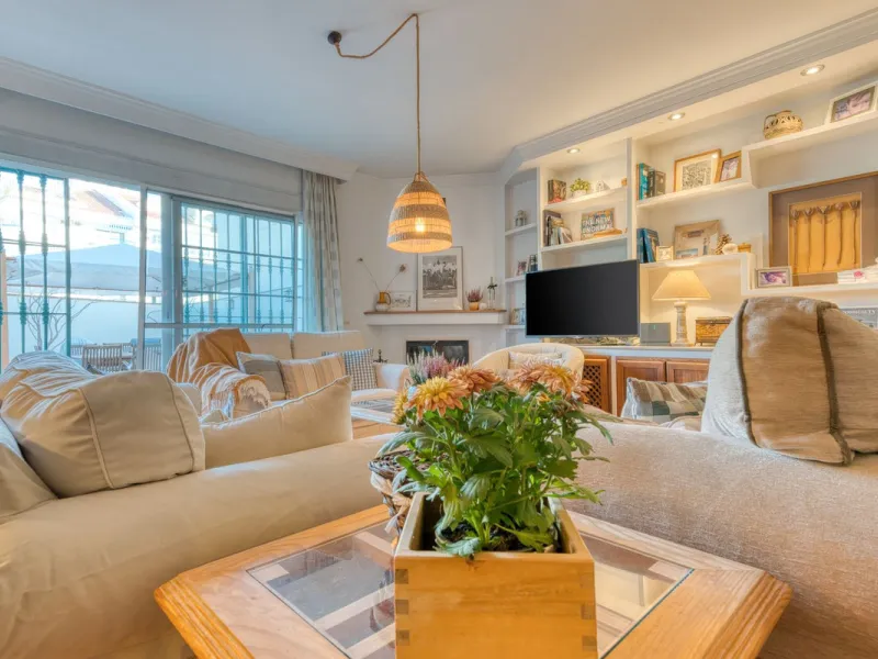 Welcome to this beautiful family home in Los Boliches! This property perfectly combines comfort, style, and location.