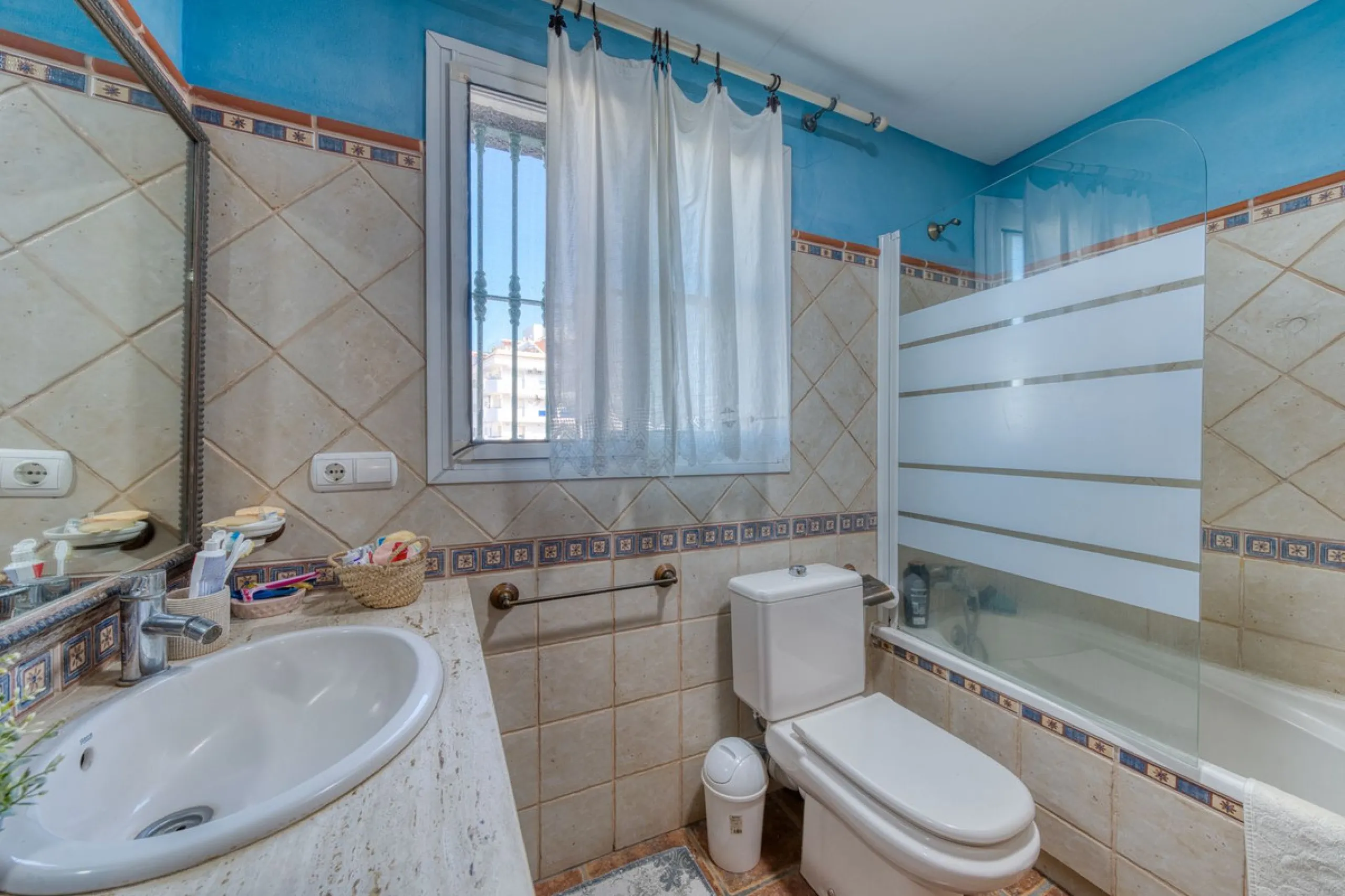 Welcome to this beautiful family home in Los Boliches! This property perfectly combines comfort, style, and location.