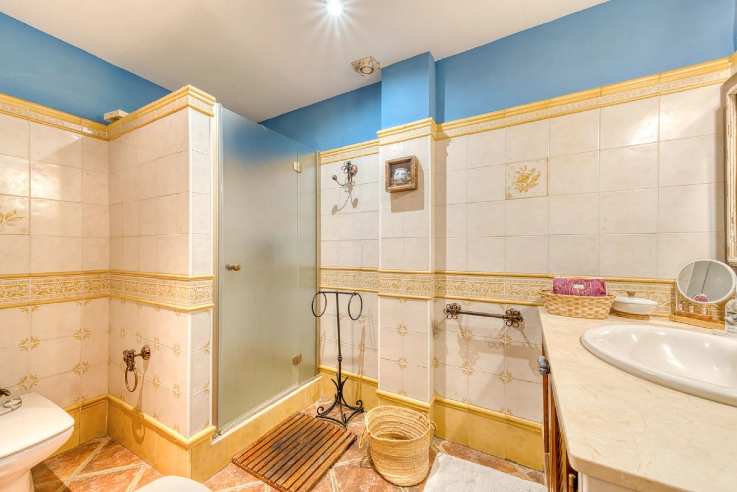 Welcome to this beautiful family home in Los Boliches! This property perfectly combines comfort, style, and location.
